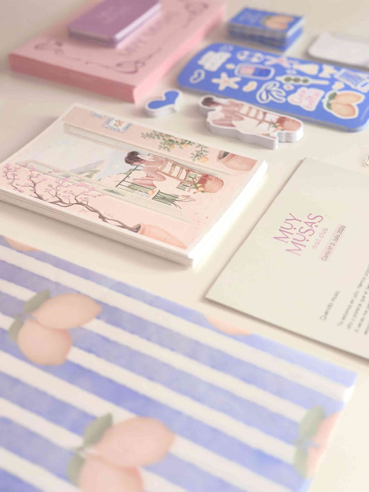 Bodegón de materiales de papelería artesanal y papelería bonita para journaling de Muy Musas