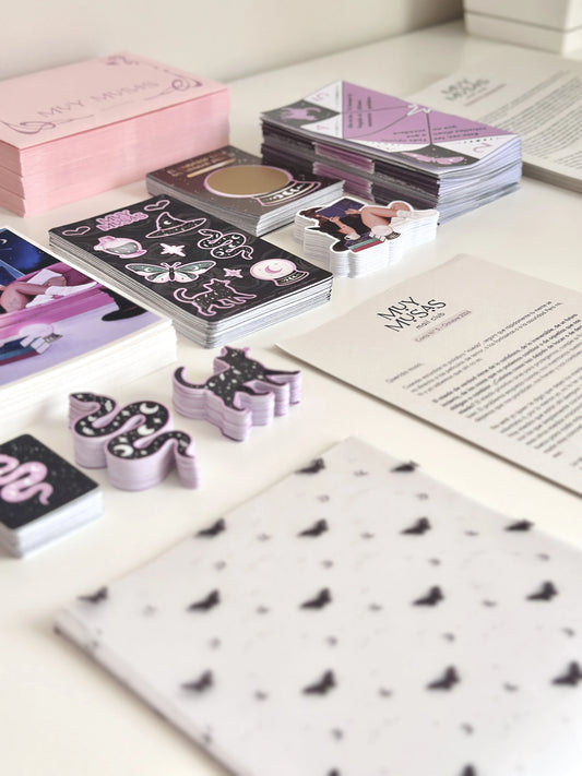 Colección de papelería ilustrada Muy Musas Mail Club con pegatinas, tarjetas, recortables y otros productos impresos.
Copiar ALT