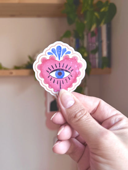 Pegatina especial del mes - Mail Club Agosto 2026 - Diseño ojo Turco de la suerte ilustrado rosa y con brillos