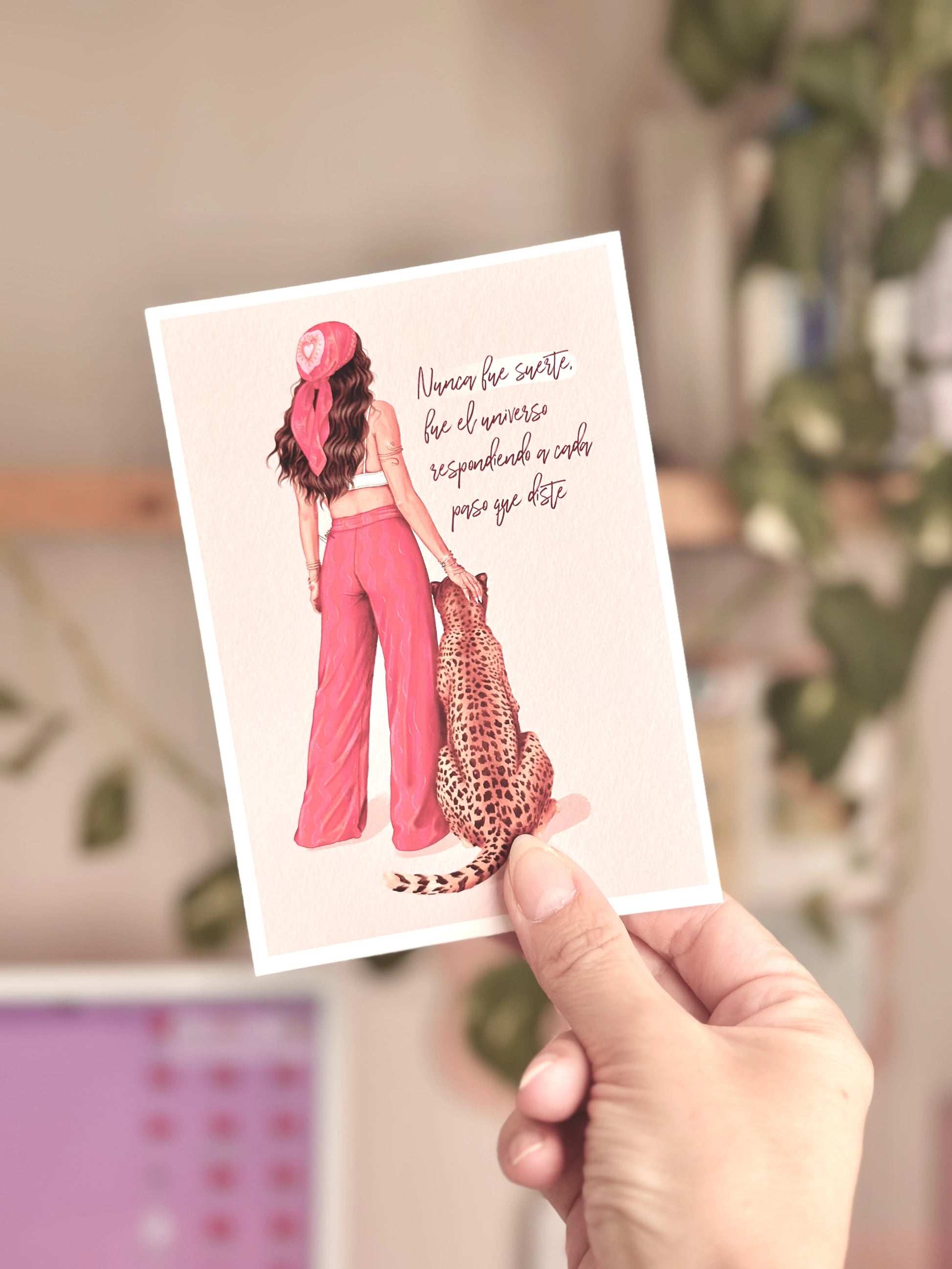 Postal ilustrada del Mail Club Agosto 2026 - Diseño exclusivo con frase inspiradora