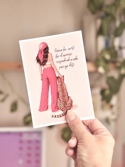 Postal ilustrada del Mail Club Agosto 2026 - Diseño exclusivo con frase inspiradora