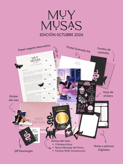 Imagen promocional de la edición de octubre de 2026 de Muy Musas Mail Club con postal ilustrada, hoja de pegatinas, papel decorativo, planificadores y extras temáticos.