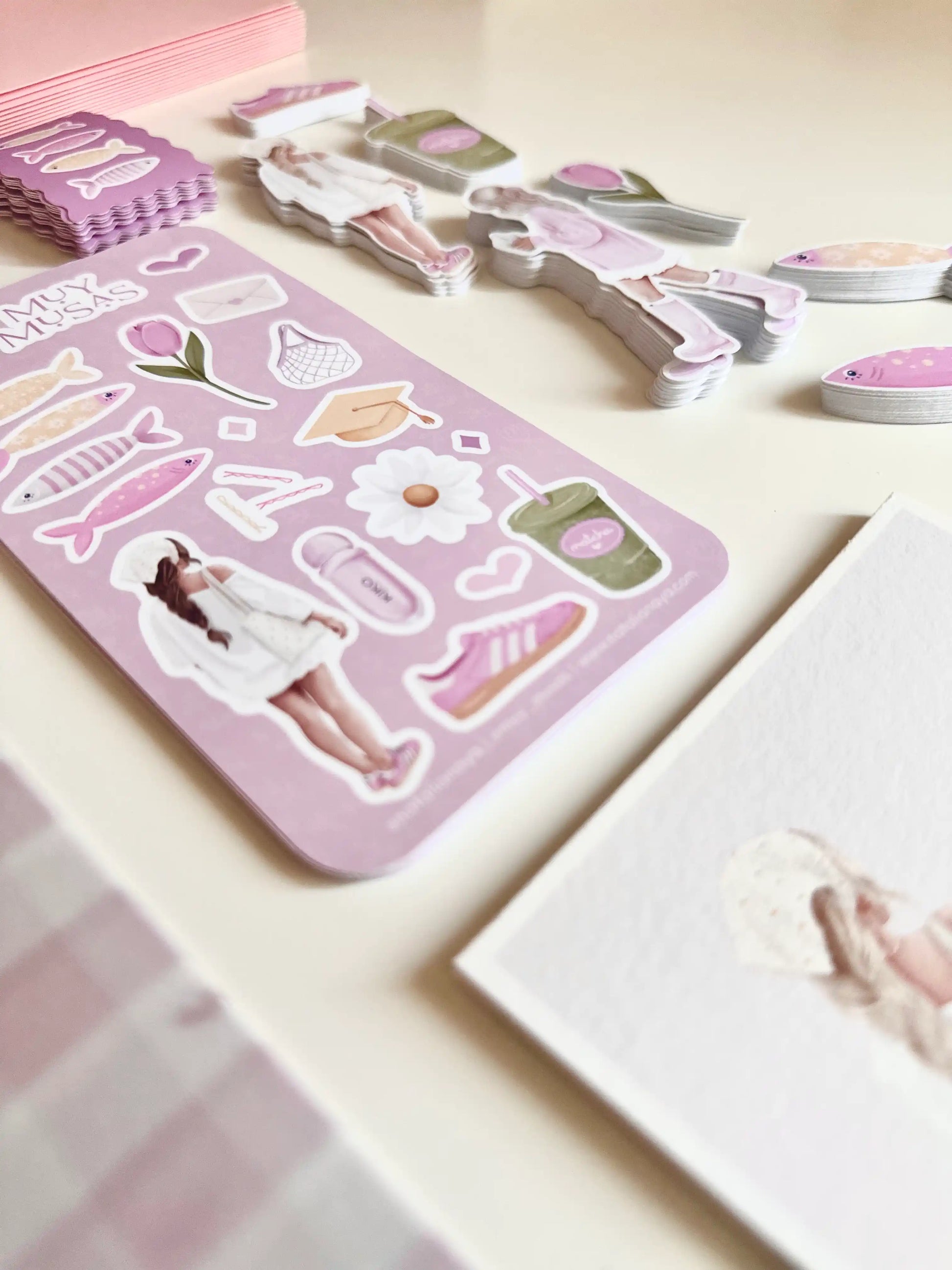 Detalle de papelería bonita y materiales para journaling del club Muy Musas de Natalia Naya
