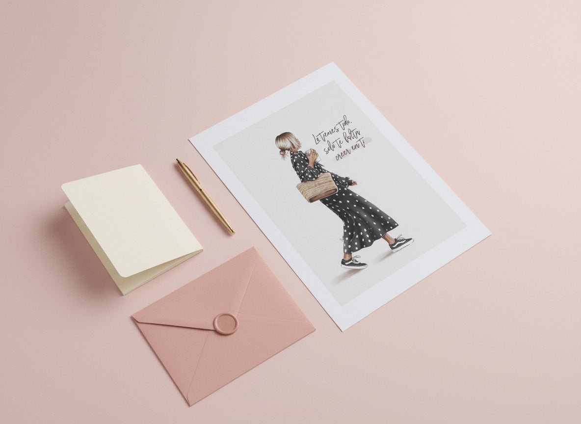 Lámina ilustrada con mujer sosteniendo bolsa de rafia, acompañada de libreta, bolígrafo y sobre rosado, sobre fondo rosa.